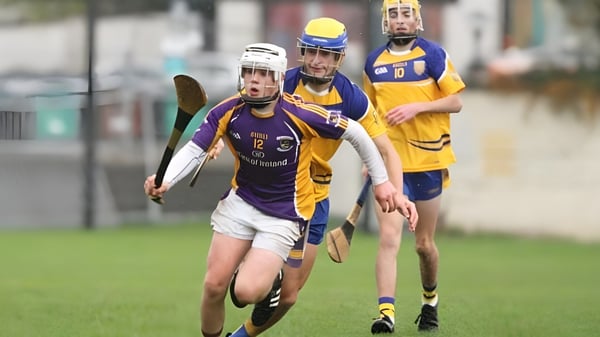 Schüler des Portlaoise College spielen ein Mannschaftsspiel auf dem Sportplatz der Schule.