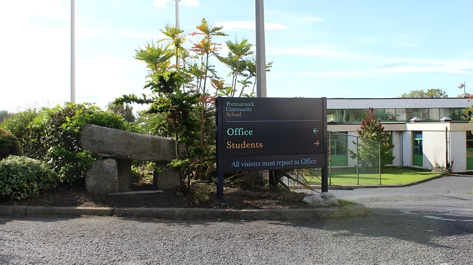 Der Eingangsbereich mit Office- und Students-Schildern auf dem Campus der Portmarnock Community School ist zu sehen.