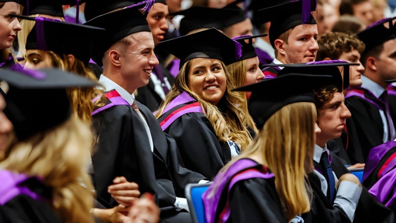 Absolventinnen und Absolventen des Portsmouth College in bunter akademischer Kleidung versammeln sich gemeinsam zur Feier.