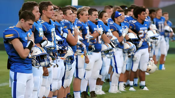 Eine Gruppe junger Athleten steht in blauen und weißen Uniformen auf einem Feld auf dem Campus der Prescott High School.
