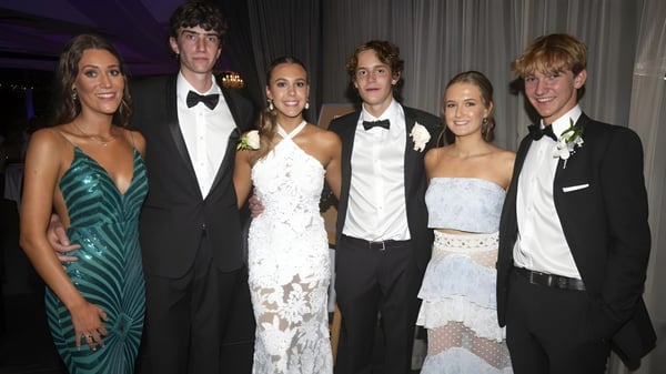 Eine Gruppe von Personen in formeller Kleidung bei einer Feier am Presentation College Carlow.