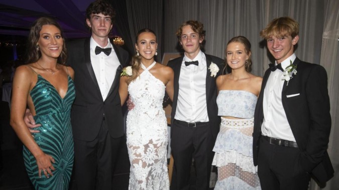 Eine Gruppe gut gekleideter Schülerinnen und Schüler posiert bei einer Veranstaltung auf dem Campus des Presentation College Carlow.