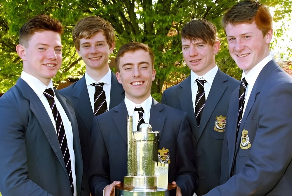 Schüler des Presentation College Galway posieren im Freien gemeinsam mit einer Trophäe.