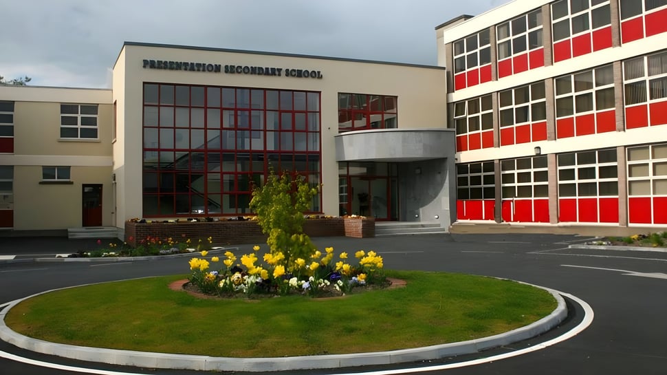 Ein runder Garten mit gelben Blumen vor dem Hauptgebäude der Presentation Secondary School in Thurles.