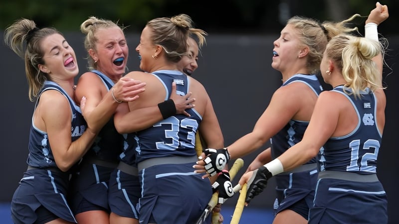Eine Gruppe von Athletinnen feiert gemeinsam auf dem Sportplatz der Presentation Secondary School in Kilkenny.