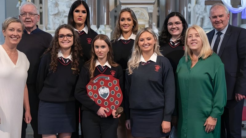 Eine Gruppe Schüler steht vor einem Steinbau auf dem Gelände der Presentation Secondary School in Tipperary.