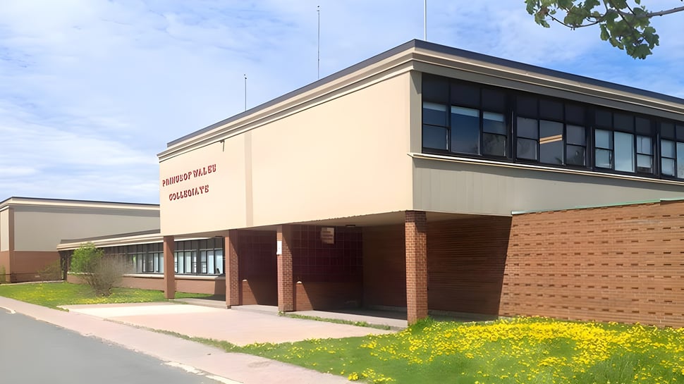 Das moderne mehrstöckige Gebäude mit Ziegel- und Glasfassade steht auf dem Gelände des Prince of Wales Collegiate.