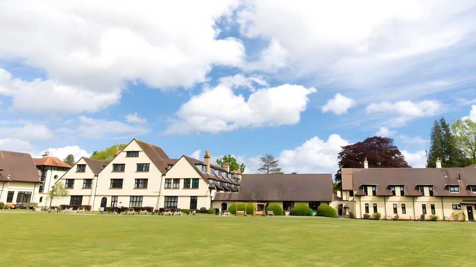 Eine malerische Dorfansicht mit traditionellen Gebäuden vor dem Campus der Prior’s Field School.