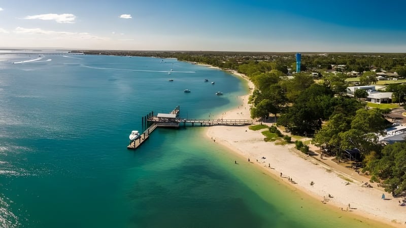 Eine malerische Küstenlandschaft mit Strand und Steg in der Nähe der Prospect High School.