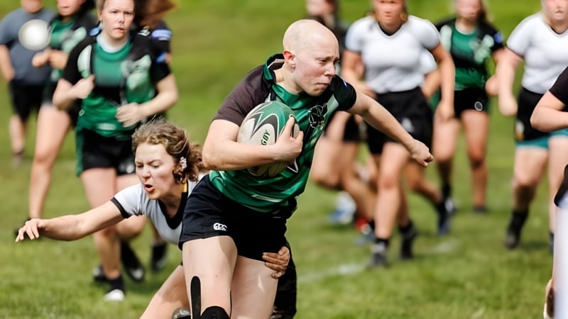 Schüler der Prospect High School spielen ein Rugby-Match auf einem Rasenfeld mit aktivem Tackling.