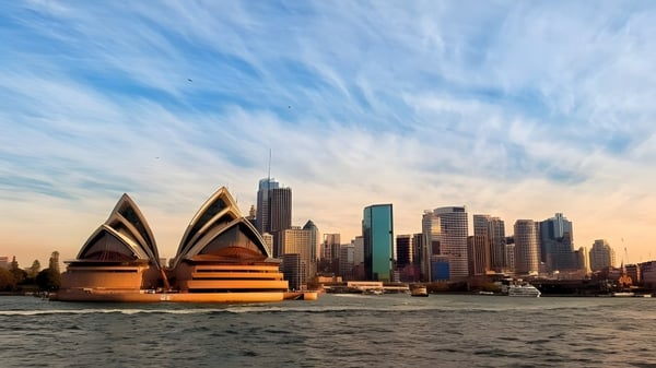 Das Bild zeigt das Sydney Opera House vor der Skyline von Sydney auf dem Campus des Pymble Ladies College.