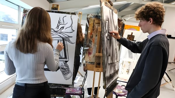 Zwei Personen betrachten Kunstwerke in einem Atelier auf dem Campus von Queen Elizabeth’s 6th Form.