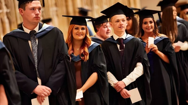 Eine Gruppe von Absolventinnen und Absolventen in akademischer Kleidung steht gemeinsam bei der Abschlussfeier der Queen Ethelburga’s Collegiate.