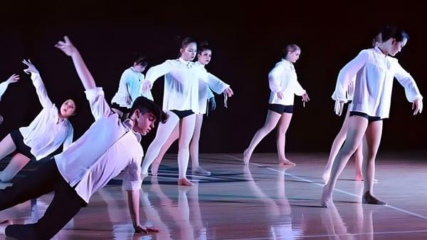 Eine Gruppe von Tänzern führt auf der Bühne der Rancho Solano Preparatory School eine eindrucksvolle Tanzperformance auf.