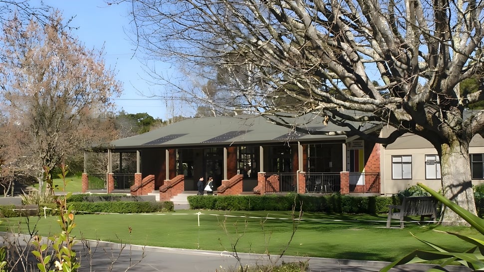Das Backsteingebäude mit überdachtem Eingang und gepflegtem Rasen auf dem Gelände des Rathkeale College.