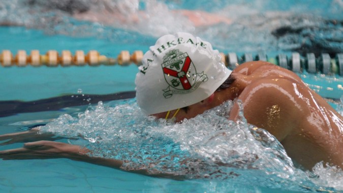 Ein Schwimmer mit Shark-Logo-Badekappe steigt im Pool auf dem Gelände des Rathkeale College aus dem Wasser.