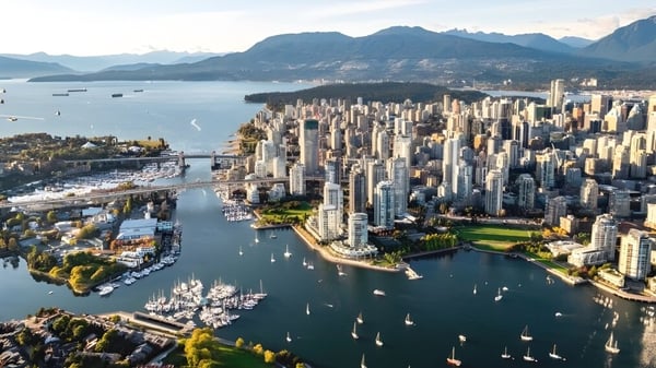 Blick auf den Hafen und die umliegende Berglandschaft in der Nähe der R.C. Palmer Secondary School.