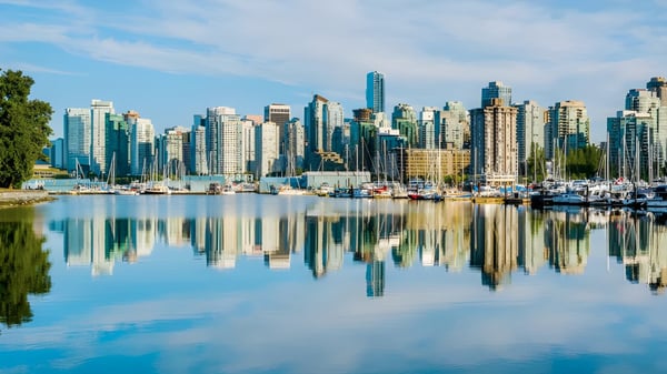 Der spiegelglatte See zeigt die Skyline einer lebendigen Stadt nahe der R.E. Mountain Secondary School.