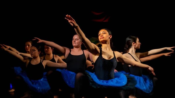 Eine Gruppe Tänzerinnen führt auf der Bühne eine synchronisierte Choreografie bei Reddam House Berkshire auf.