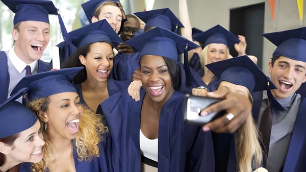 Eine Gruppe Absolventinnen und Absolventen des Redlynch State College posiert gemeinsam in blauen Talaren für ein Abschlussfoto.