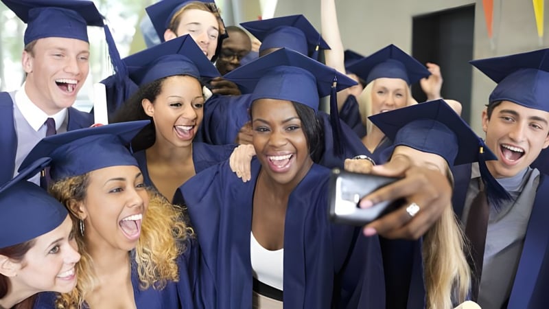 Eine Gruppe Absolventinnen und Absolventen des Redlynch State College posiert gemeinsam in blauen Talaren für ein Abschlussfoto.