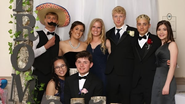 Eine Gruppe von Schülerinnen und Schülern der Regional School Unit N26 posiert vor einem begrünten Hintergrund für ein Gruppenfoto.