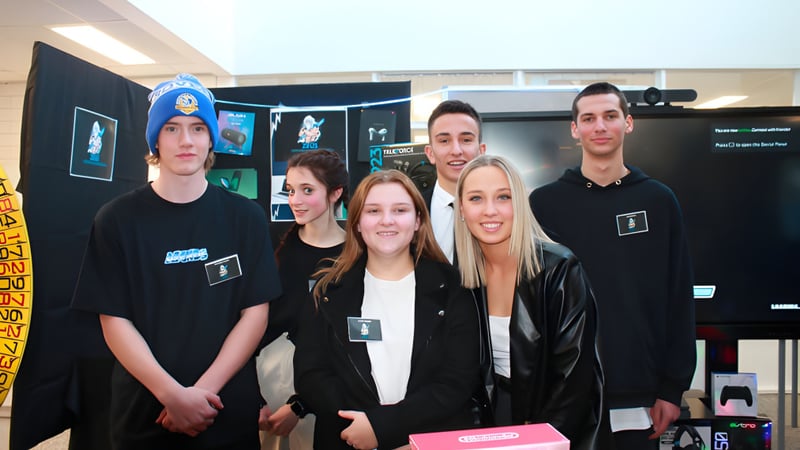 Eine Gruppe Schülerinnen und Schüler der Renmark High School stehen in einem Gaming- und Technikraum mit verschiedenen Bildschirmen und Geräten.