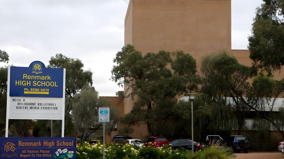Das große Backsteingebäude mit dem Schriftzug Renmark High School ist von Bäumen und weiteren Gebäuden umgeben.