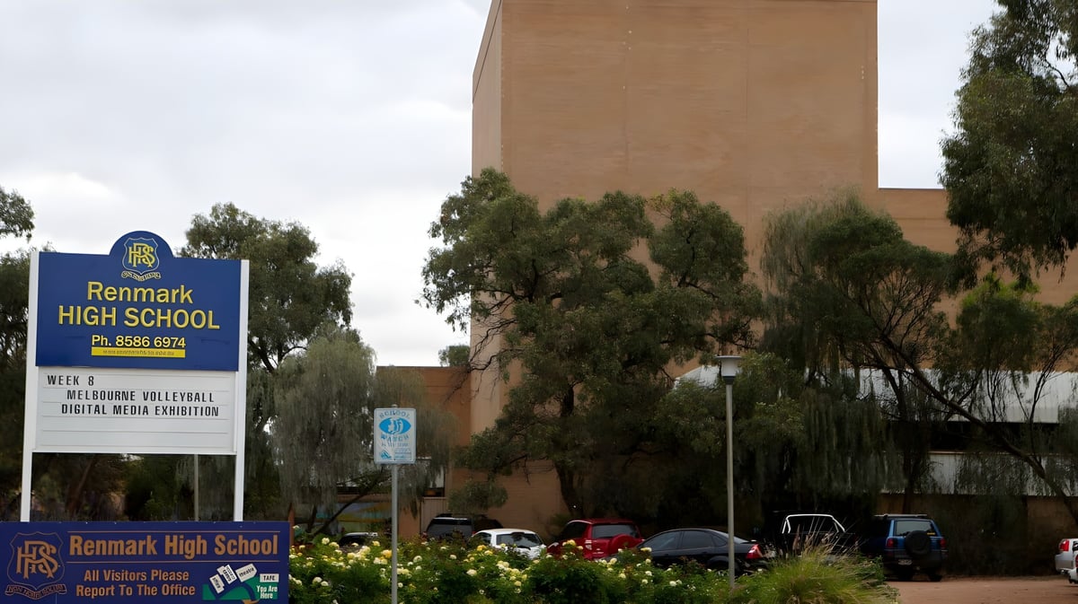 Das große Backsteingebäude mit dem Schriftzug Renmark High School ist von Bäumen und weiteren Gebäuden umgeben.