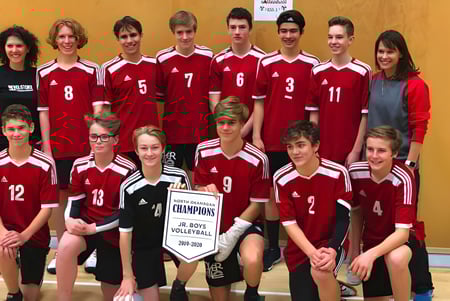 Die Volleyballmannschaft der Revelstoke Secondary School posiert mit der Meisterschaftstrophäe in der Sporthalle.