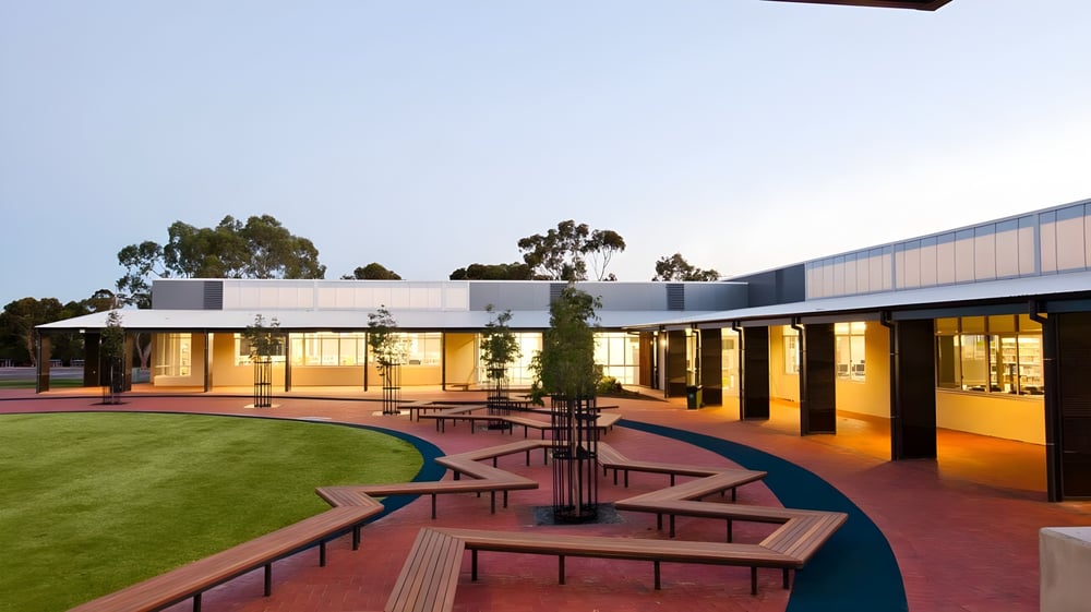 Das moderne Gebäude des Reynella East College ist einstöckig und von gepflegten Grünflächen sowie einem gepflasterten Weg umgeben.