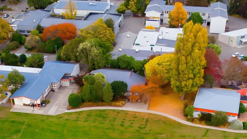 Luftaufnahme eines Wohngebiets mit herbstlichem Laub nahe dem Campus der Riccarton High School.