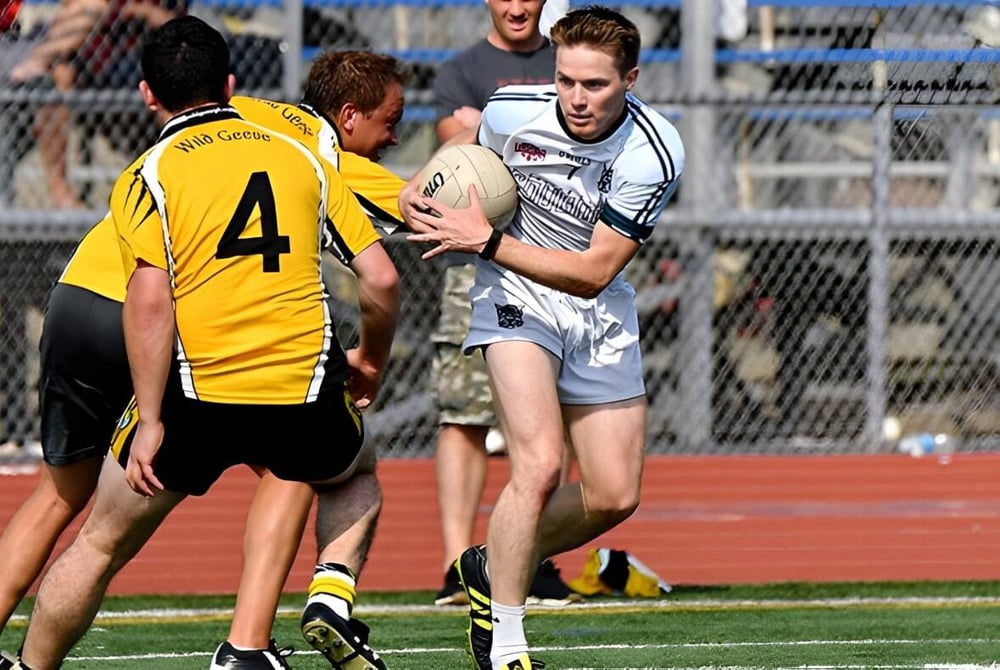 Zwei Rugbyspieler kämpfen auf dem Spielfeld des Rice College bei einem Spiel, Zuschauer sind im Hintergrund zu sehen.