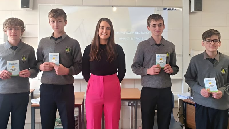 Schüler des Rice College stehen im Klassenzimmer und halten Zertifikate in ihren Händen.