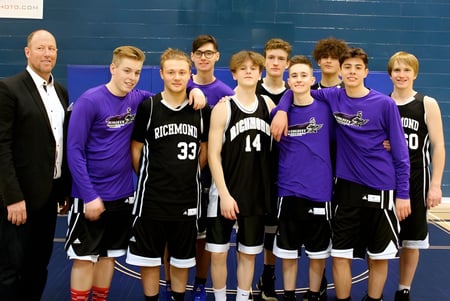 Eine Gruppe von Schülerinnen und Schülern der Richmond Regional High School steht in Sporttrikots zusammen in der Turnhalle.