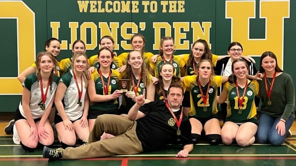 Schülerinnen der Rideau District High School versammeln sich in Sportkleidung in der Sportarena mit dem Schild Welcome to the Lions' Den.