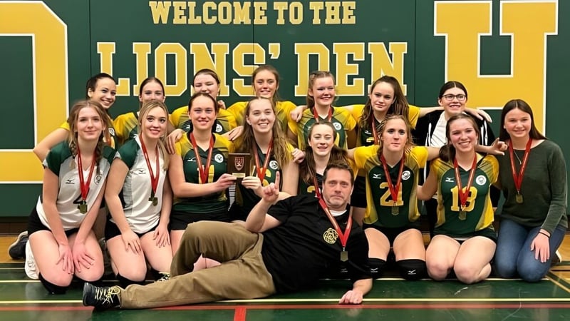 Schülerinnen der Rideau District High School versammeln sich in Sportkleidung in der Sportarena mit dem Schild Welcome to the Lions' Den.