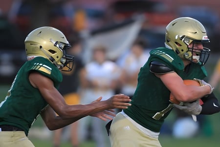 Zwei Footballspieler in grünen Trikots geben sich auf dem Spielfeld der Ridgemont High School die Hand.