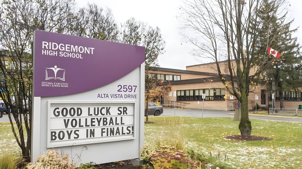 Die Außenansicht von Ridgemont High School mit einem Glückwunschschild für das Jungen-Volleyballteam im Finale.