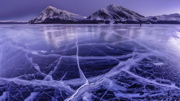 Verschneite Berglandschaft mit gefrorenem See vor der Ridgemont High School.