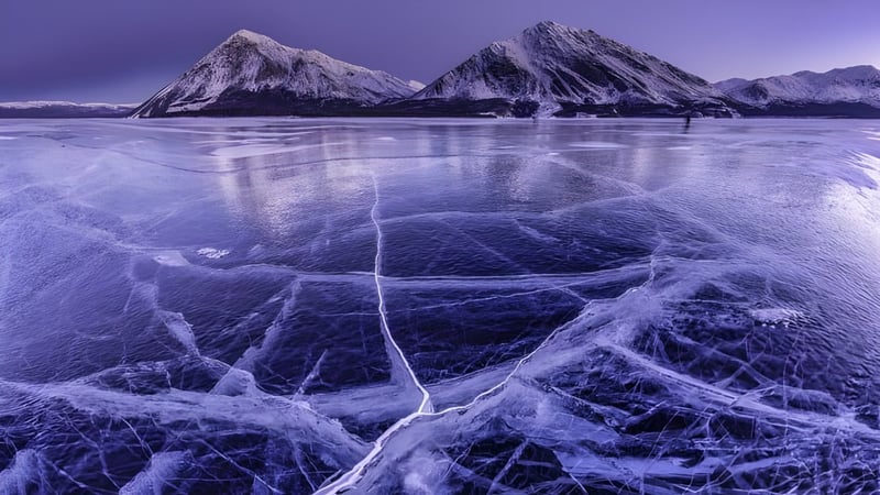 Verschneite Berglandschaft mit gefrorenem See vor der Ridgemont High School.