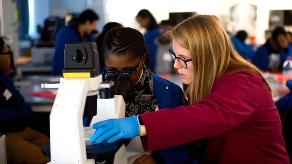 Schüler und eine Frau in einem Labor der Ridgemont High School untersuchen wissenschaftliche Geräte.