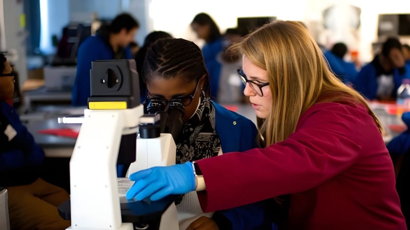 Schüler und eine Frau in einem Labor der Ridgemont High School untersuchen wissenschaftliche Geräte.