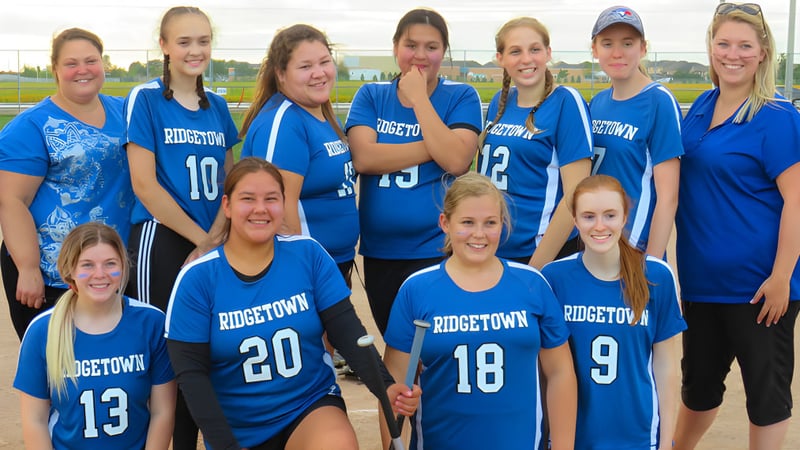 Eine Gruppe junger Sportlerinnen steht gemeinsam auf dem Sportplatz der Ridgetown District High School.