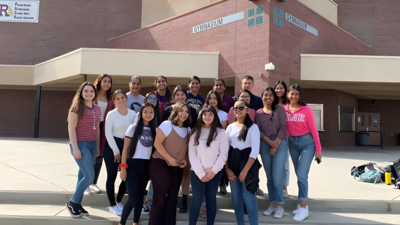 Eine Gruppe Schülerinnen steht vor einem Backsteingebäude auf dem Gelände der Ridgeview High School.