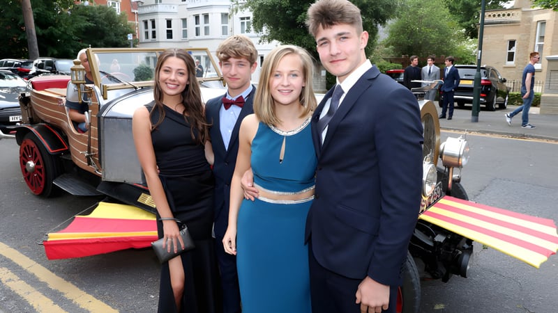 Vier Schülerinnen und Schüler der Ringwood School stehen vor einem Oldtimer auf einer belebten Straße mit Gebäuden im Hintergrund.