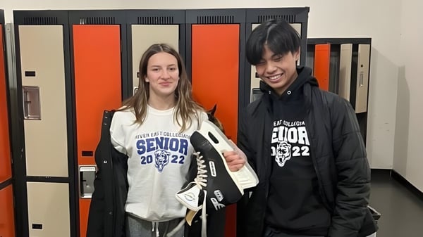 Zwei Schüler stehen vor Spinden im Flur der River East Collegiate Schule.