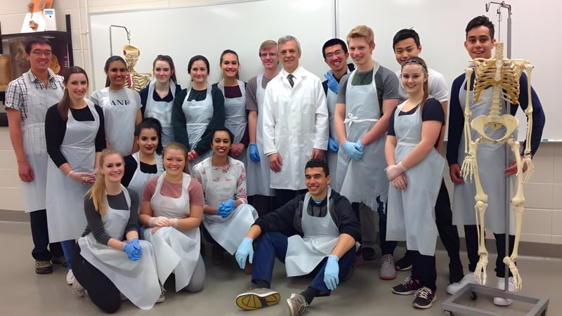 Eine Gruppe von Schülern der Robert Thirsk High School im medizinischen Schulungsraum mit medizinischer Ausrüstung.