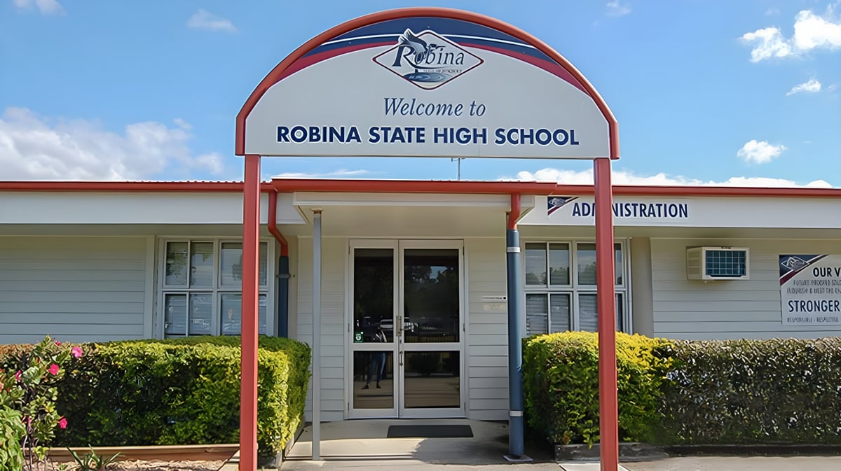 Der Eingangsbereich mit einem großen Willkommensschild und dem Logo der Robina State High School.