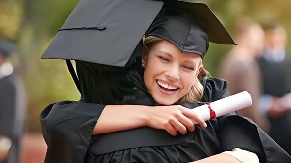 Eine Absolventin der Rochedale State High School steht lächelnd mit Diplom im Freien auf dem Schulgelände.